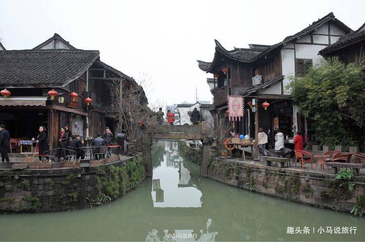 班上有两个男生喜欢我，可现在还是读初一，只想致力于学习不想谈这类事，但是班上谣言四起，该怎么办？游戏画面